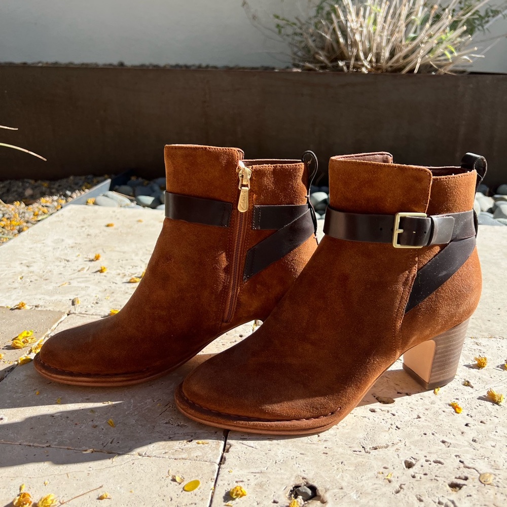 NIB Clarks zip-up booties